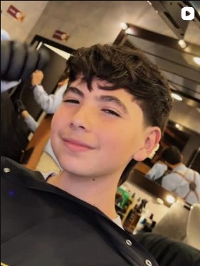Cliente joven con corte texturizado en Mustache's Barbería Bogotá
