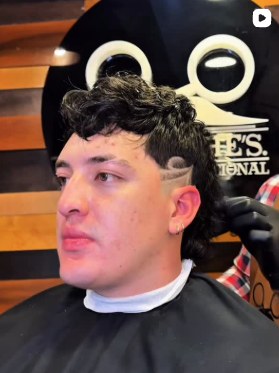 Corte mullet con diseño a navaja en Mustache's Barbería