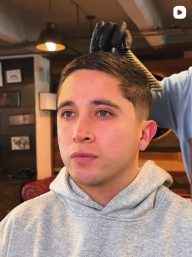 Corte clásico con degradado en Mustache's Barbería Bogotá