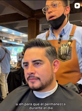 Barbero de Mustache's peinando a un cliente con barba