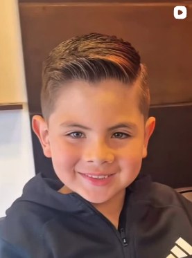 Corte infantil con peinado lateral en Mustache's Barbería